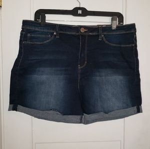 EVERYTHING ON SALE ❣️❣️ Fashion nova dark denim shorts.